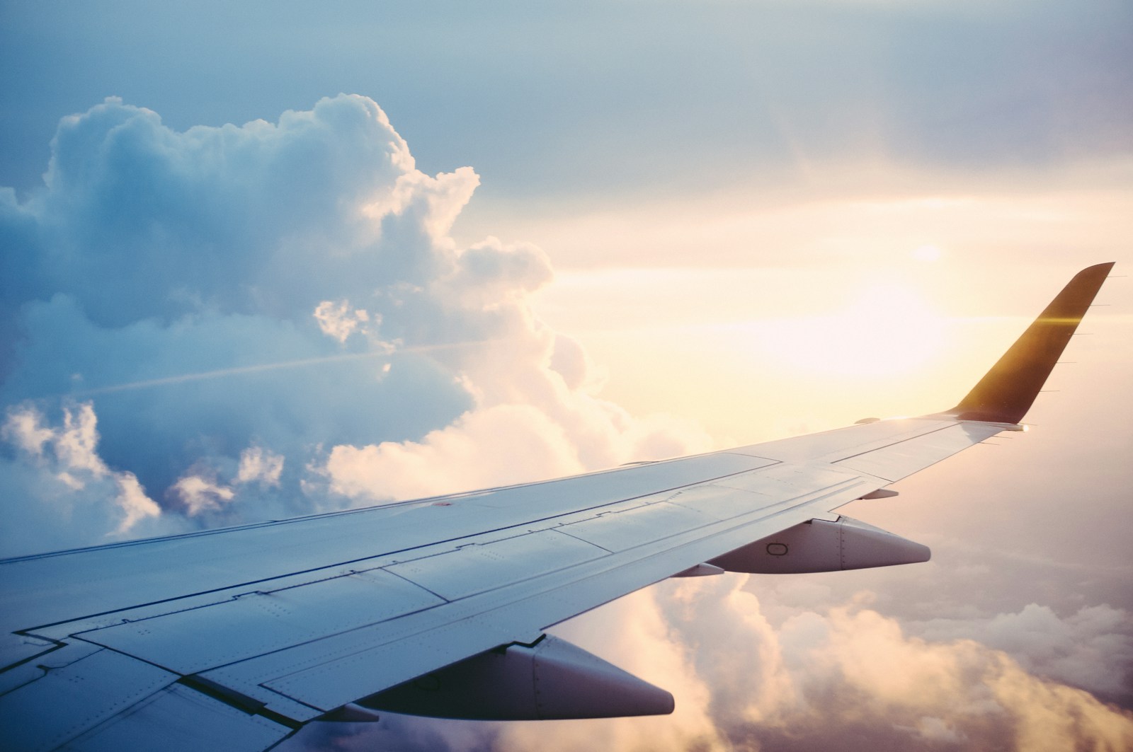 Vista del ala de un avión sobre las nubes