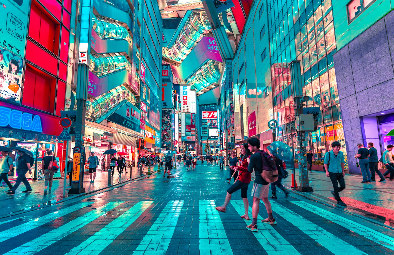 Calles y luces de Tokio al anochecer